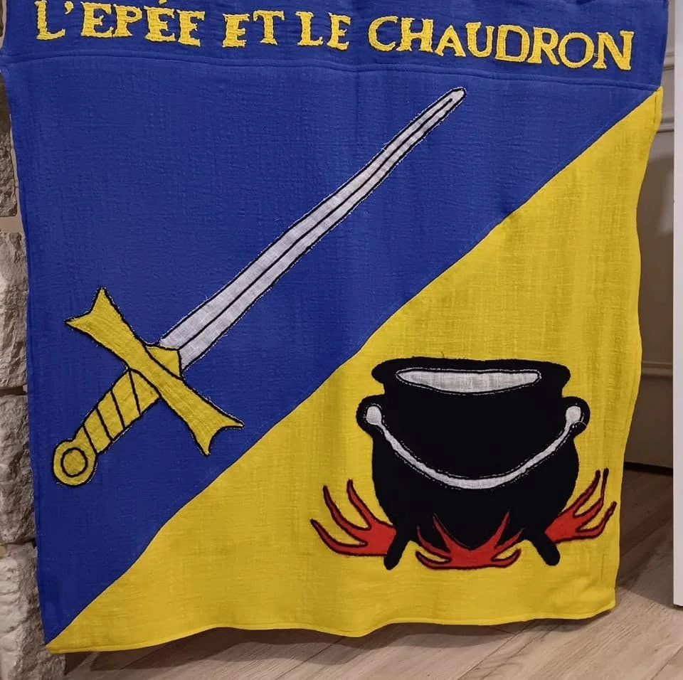 Bannière bleue et jaune de L’Épée et le Chaudron